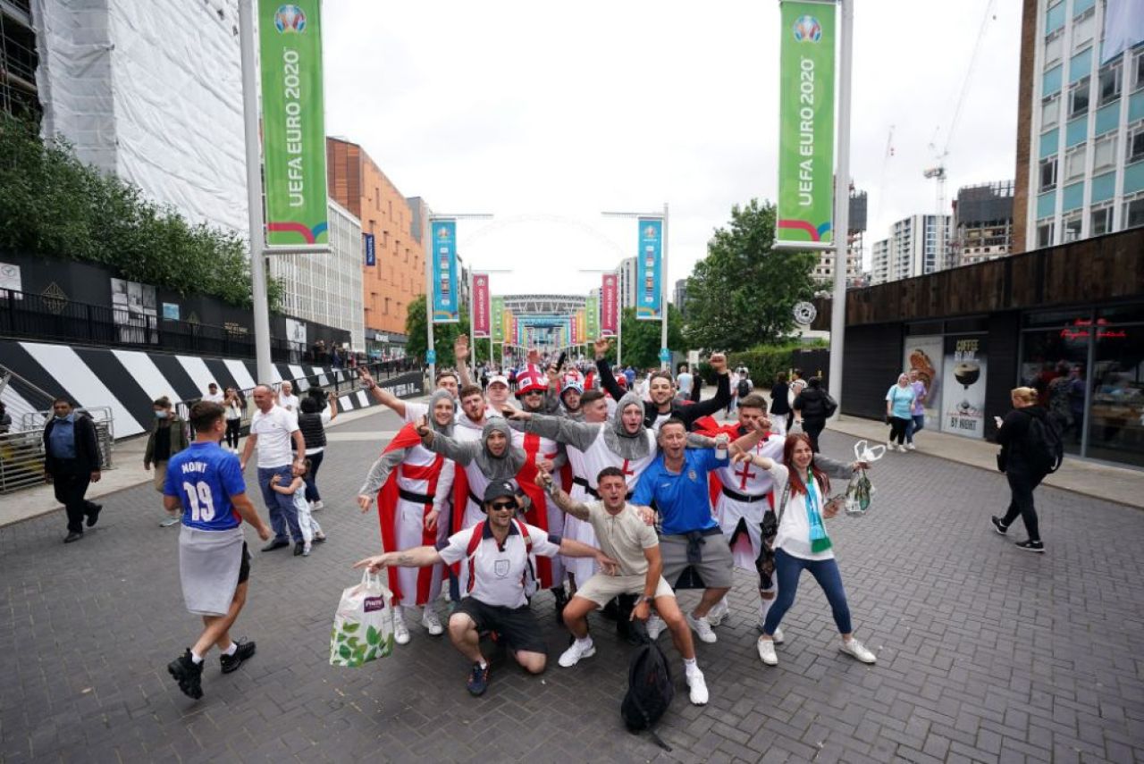 Sarbatoare la Londra! Fanii englezi au luat cu asalt strazile din jurul stadionului Wembley inaintea finalei dintre Italia si Anglia FOTO _1