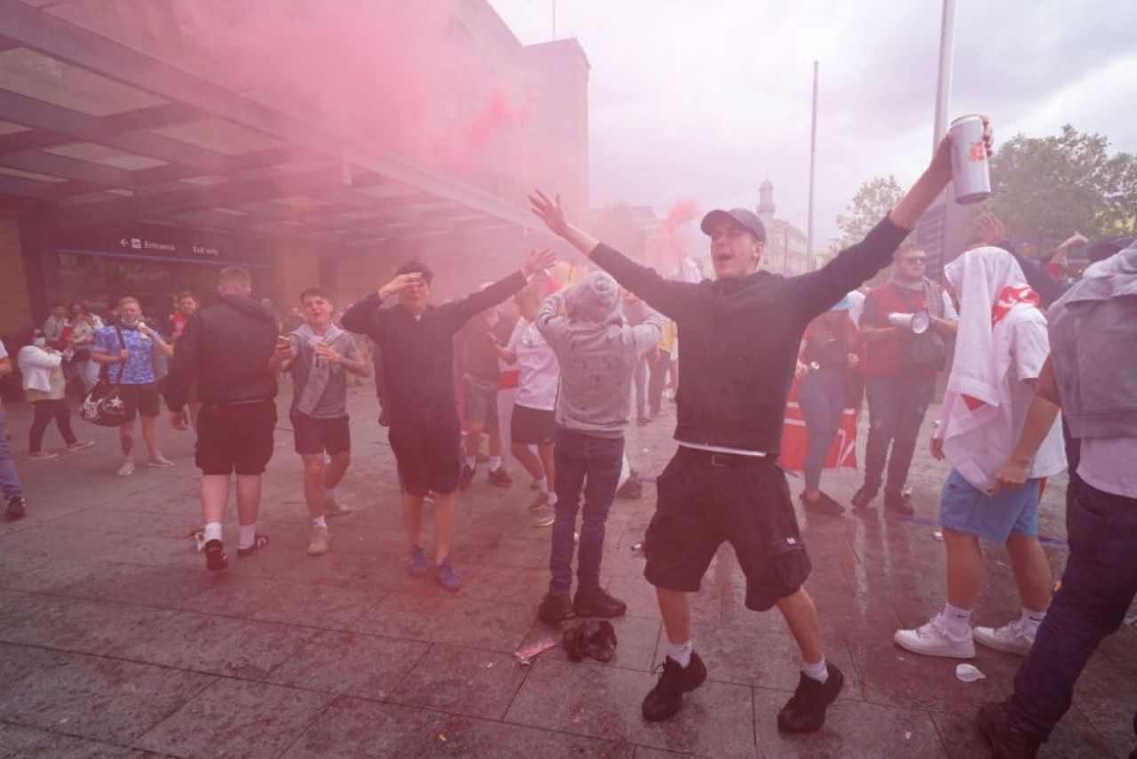 Sarbatoare la Londra! Fanii englezi au luat cu asalt strazile din jurul stadionului Wembley inaintea finalei dintre Italia si Anglia FOTO _2