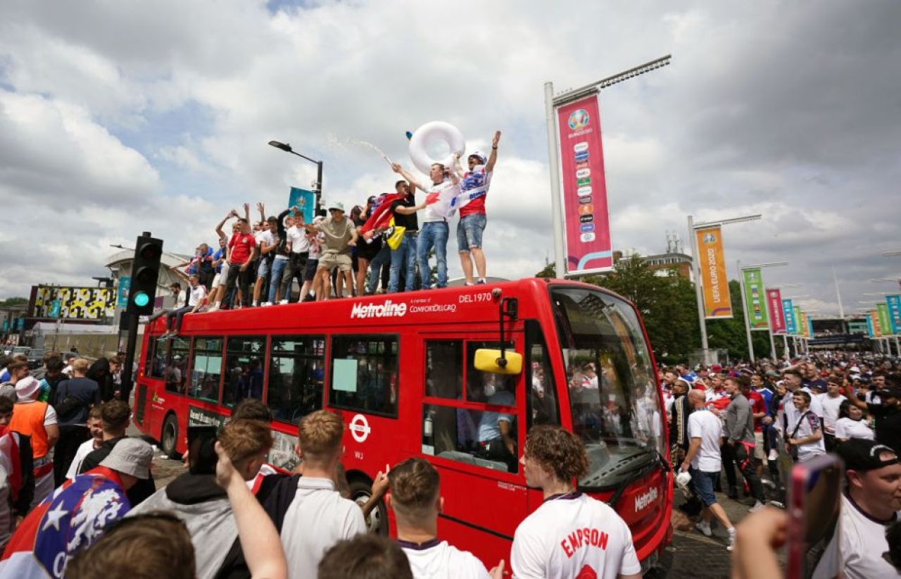 Sarbatoare la Londra! Fanii englezi au luat cu asalt strazile din jurul stadionului Wembley inaintea finalei dintre Italia si Anglia FOTO _3