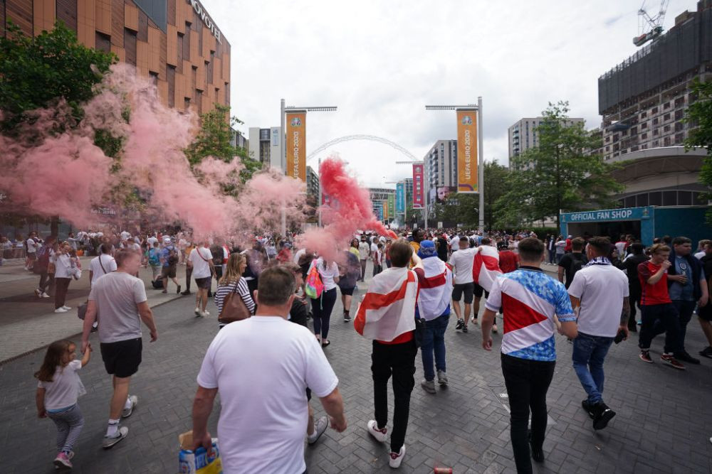 Sarbatoare la Londra! Fanii englezi au luat cu asalt strazile din jurul stadionului Wembley inaintea finalei dintre Italia si Anglia FOTO _7