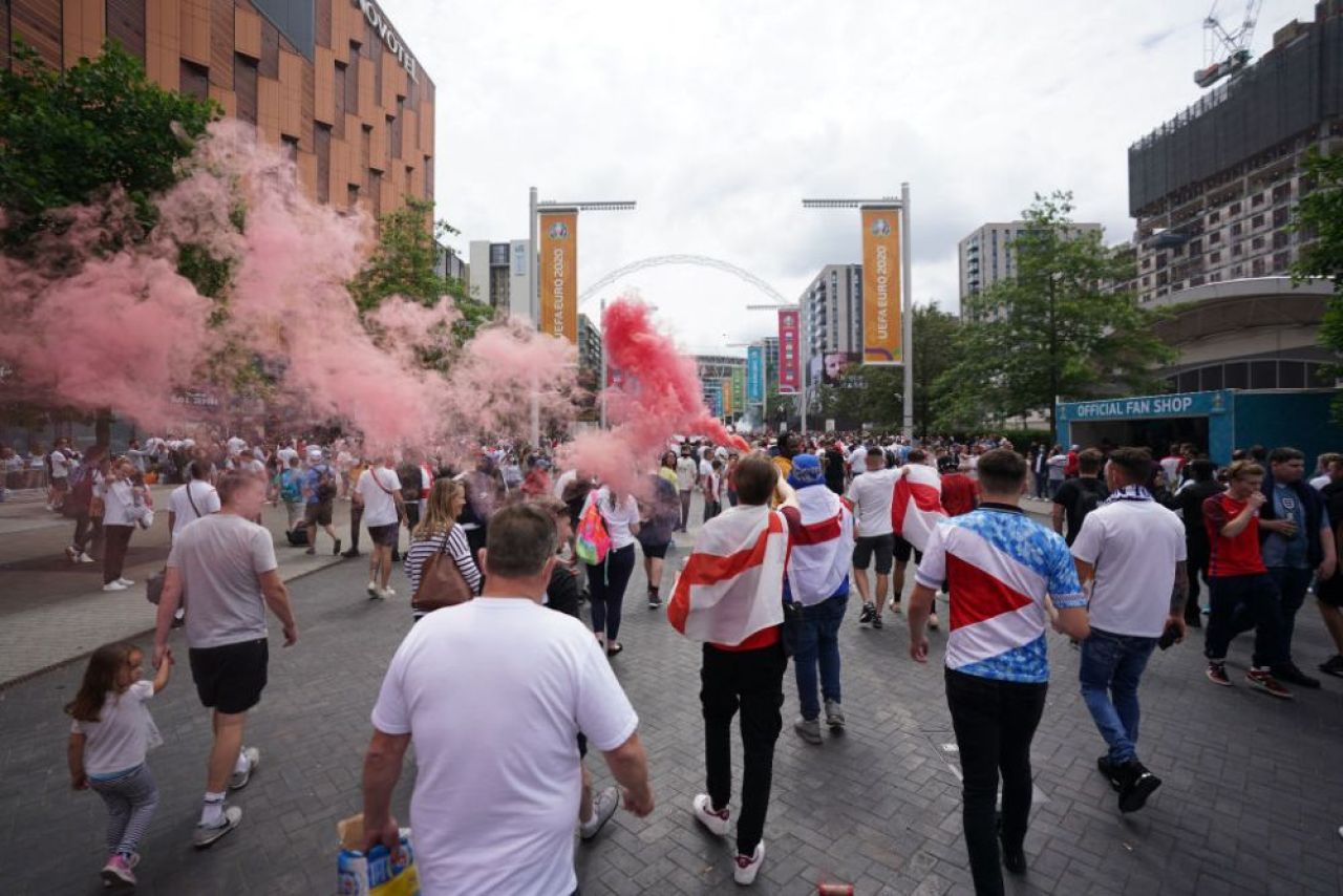 Sarbatoare la Londra! Fanii englezi au luat cu asalt strazile din jurul stadionului Wembley inaintea finalei dintre Italia si Anglia FOTO _7