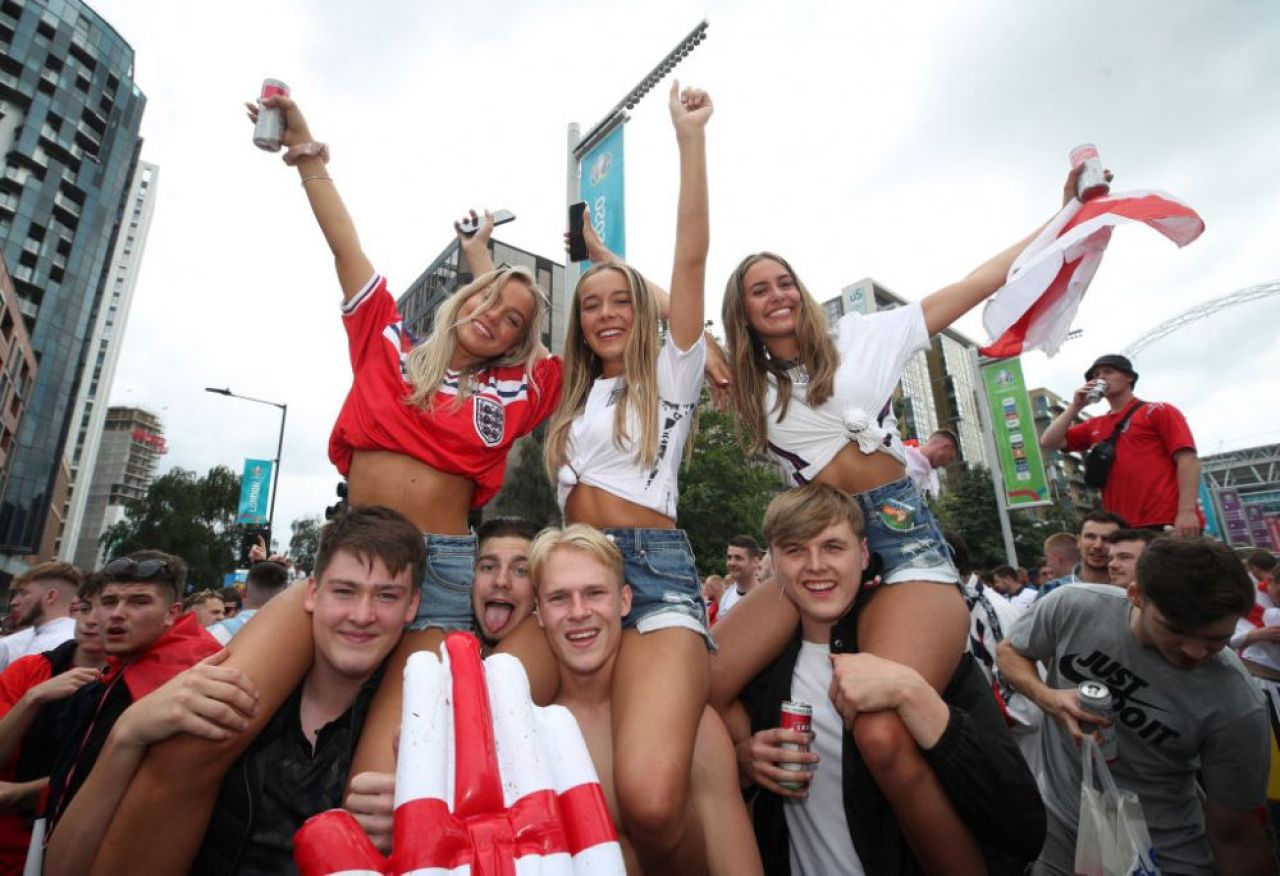 Sarbatoare la Londra! Fanii englezi au luat cu asalt strazile din jurul stadionului Wembley inaintea finalei dintre Italia si Anglia FOTO _8
