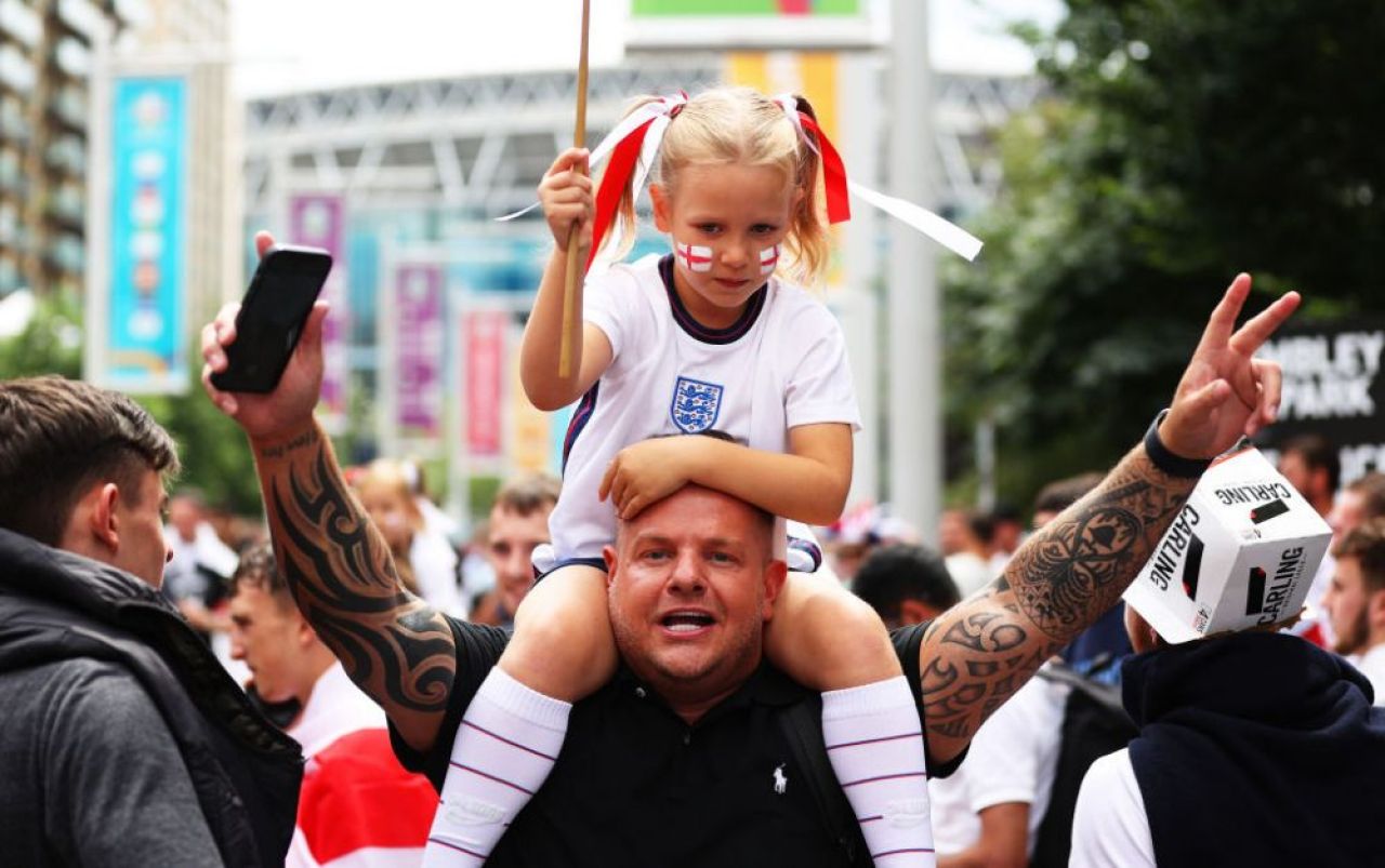 Sarbatoare la Londra! Fanii englezi au luat cu asalt strazile din jurul stadionului Wembley inaintea finalei dintre Italia si Anglia FOTO _10