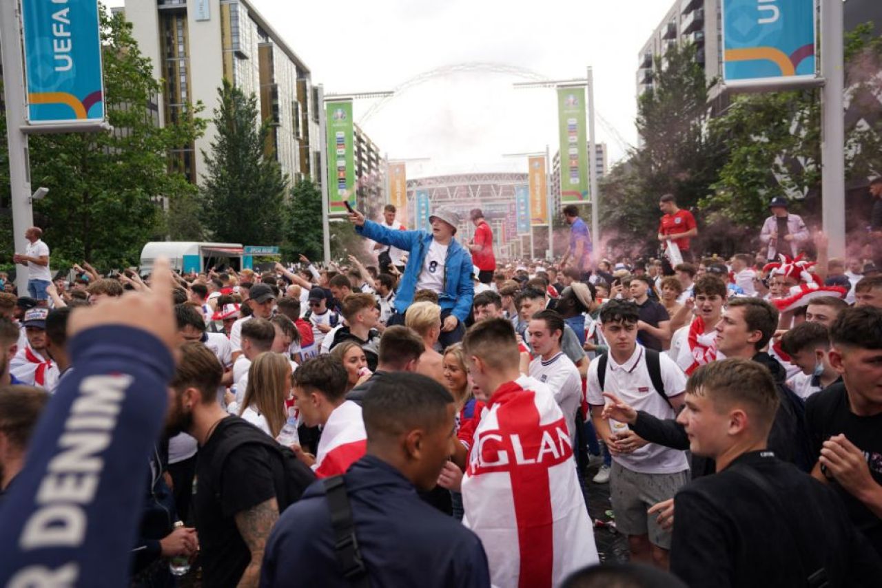 Sarbatoare la Londra! Fanii englezi au luat cu asalt strazile din jurul stadionului Wembley inaintea finalei dintre Italia si Anglia FOTO _11
