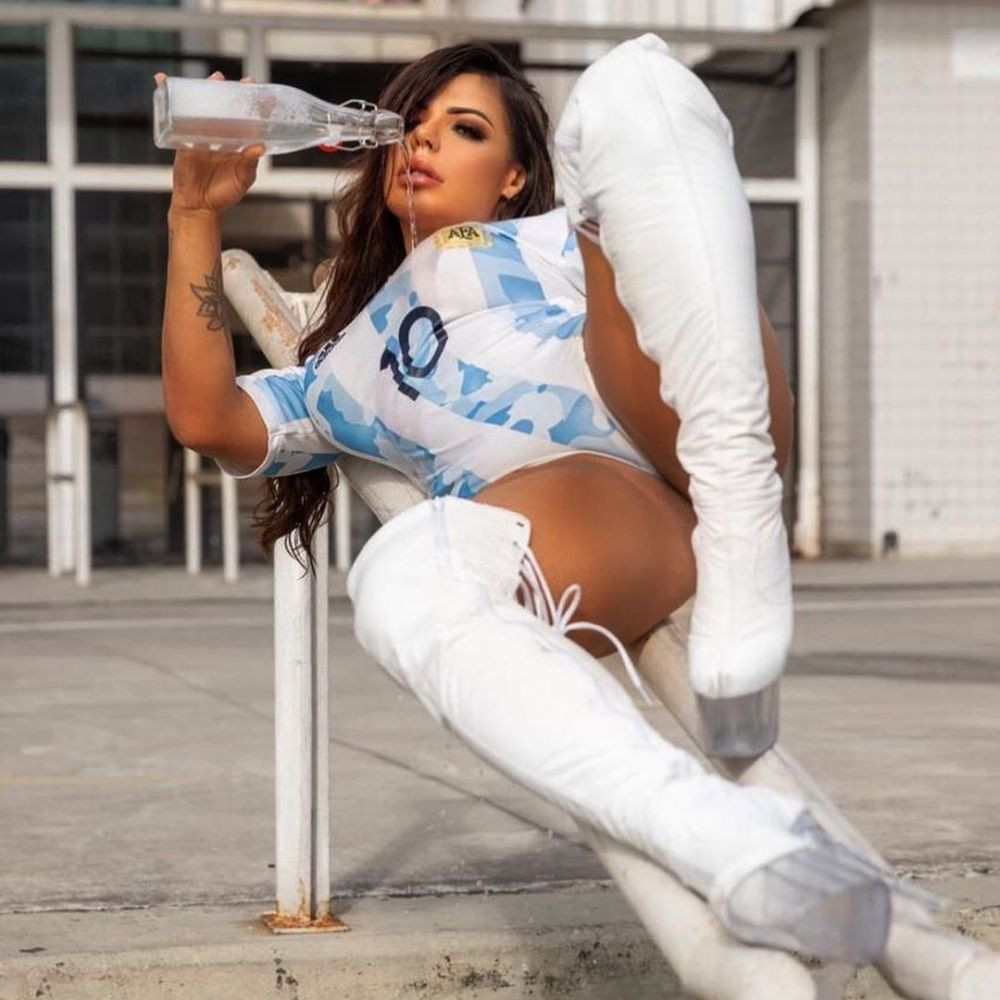 S-a dezbracat de bucurie! Miss Bum Bum s-a dus in costum de baie la stadion pentru a sarbatori victoria Argentinei! Imagini senzationale_4