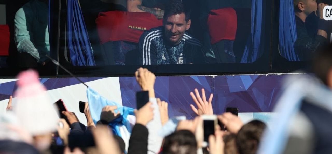 E fiesta in Buenos Aires! Messi si Di Maria, asteptati de zeci de mii de fani in strada! Au luat cu asalt autocarul echipei _1
