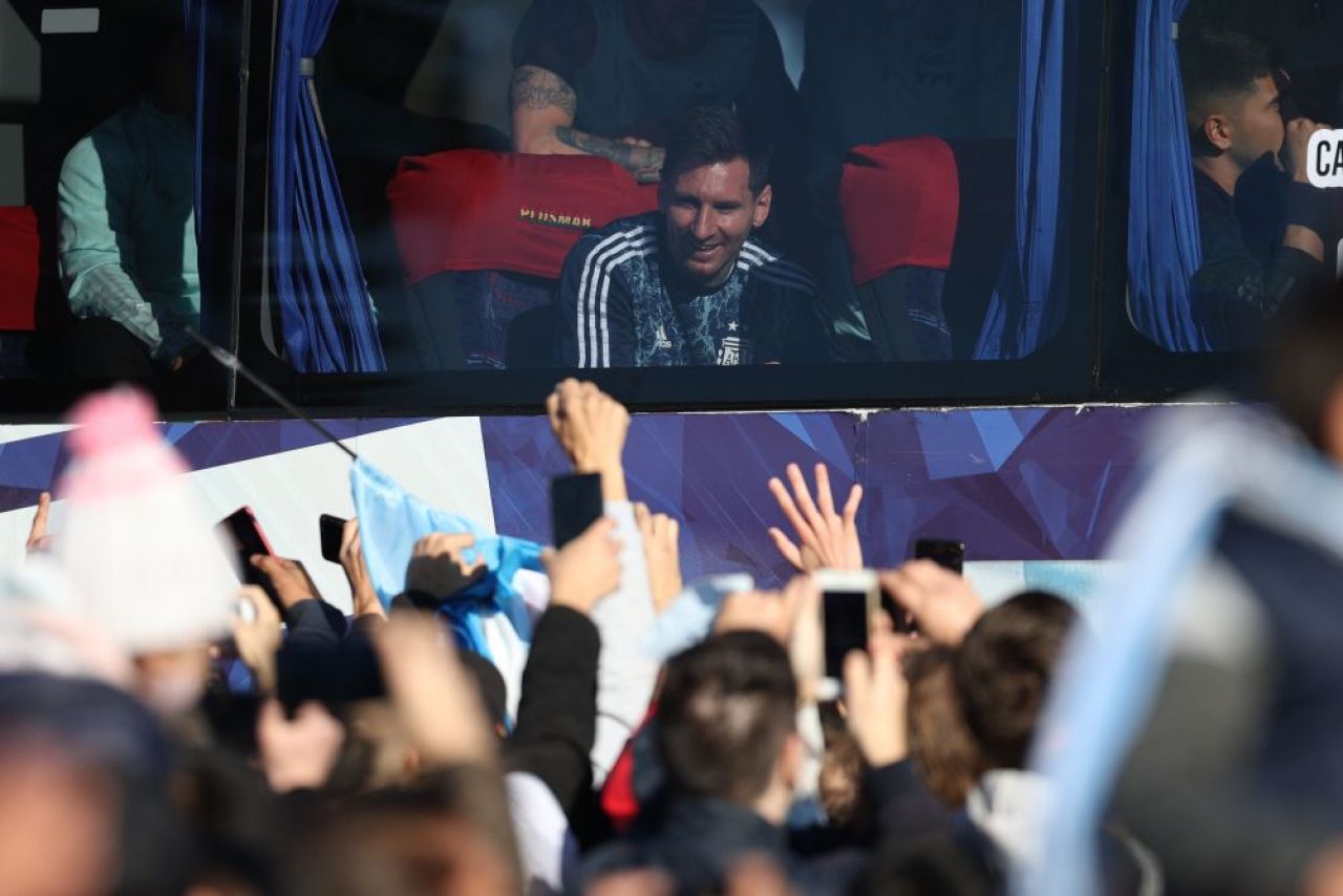 E fiesta in Buenos Aires! Messi si Di Maria, asteptati de zeci de mii de fani in strada! Au luat cu asalt autocarul echipei _2