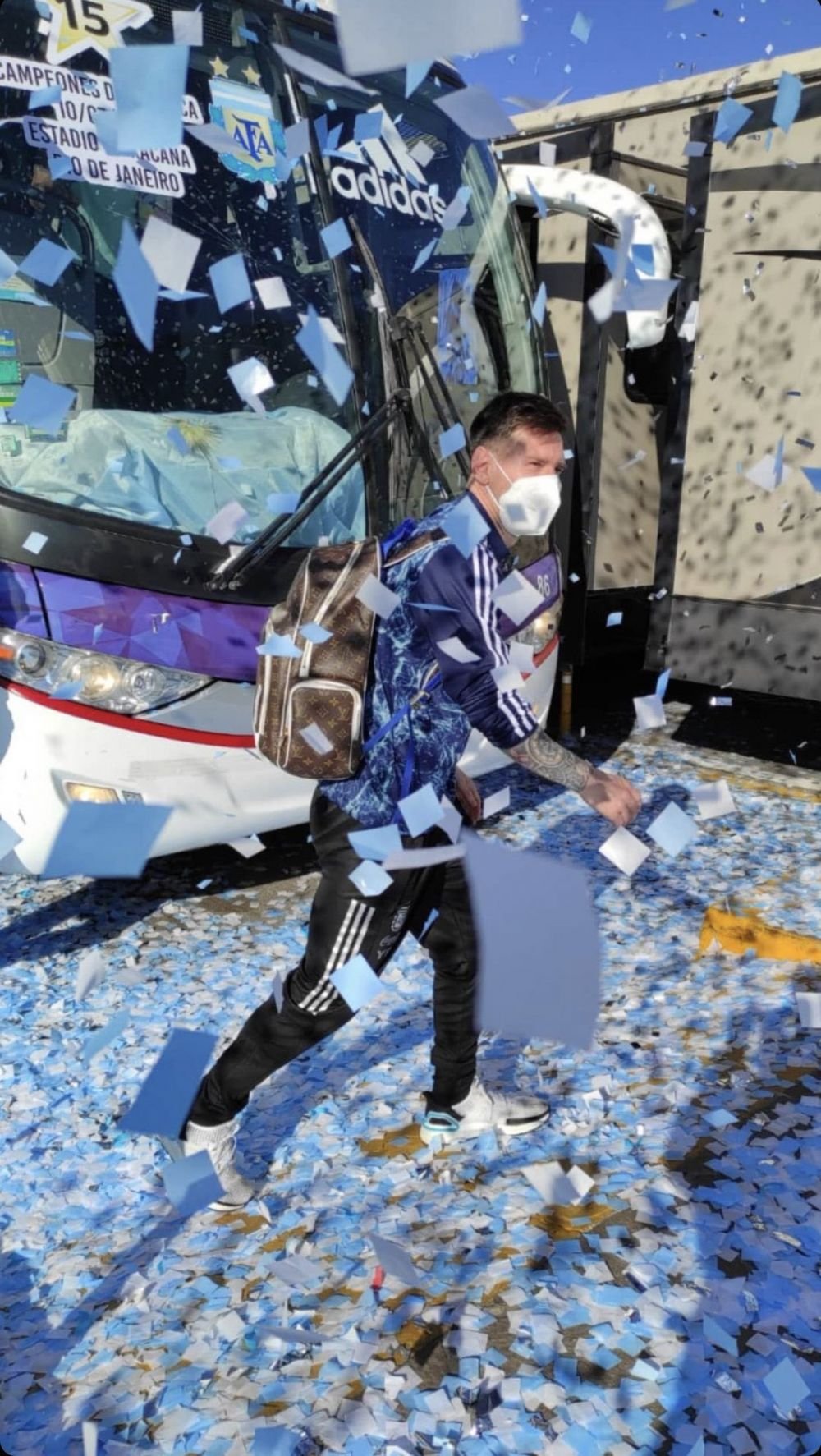 E fiesta in Buenos Aires! Messi si Di Maria, asteptati de zeci de mii de fani in strada! Au luat cu asalt autocarul echipei _5
