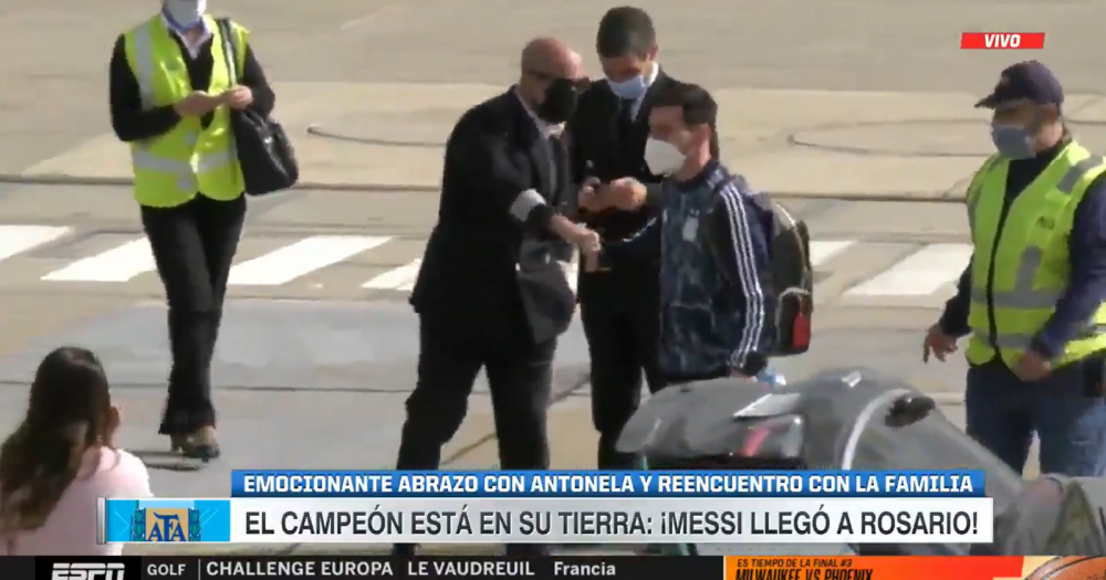 Imagini superbe cu Messi! S-a intors in Rosario si s-a intalnit cu Antonela chiar pe pista din aeroport! Cum au fost surprinsi