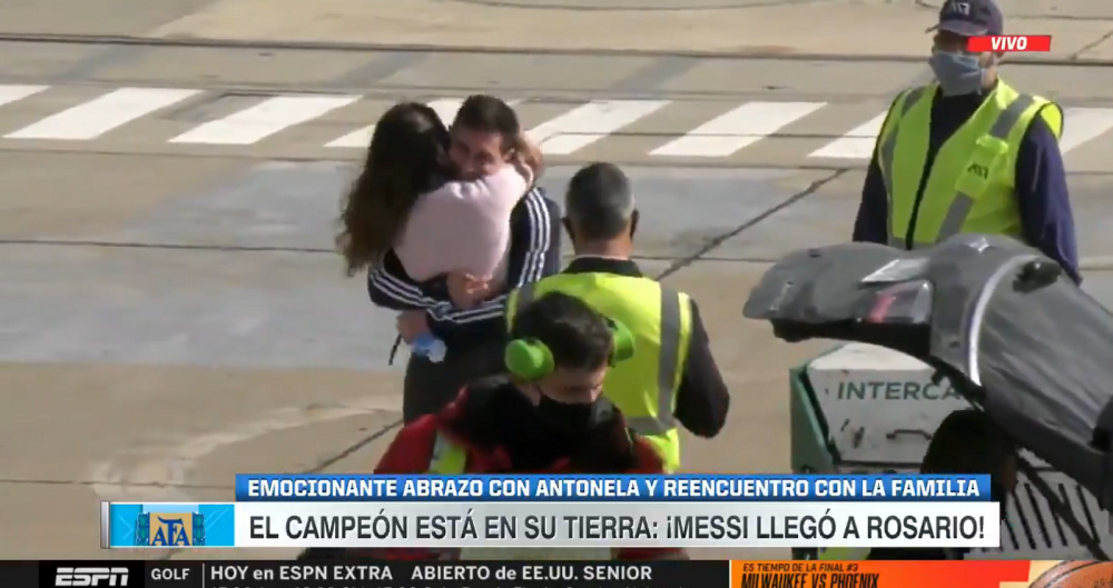 Imagini superbe cu Messi! S-a intors in Rosario si s-a intalnit cu Antonela chiar pe pista din aeroport! Cum au fost surprinsi_3