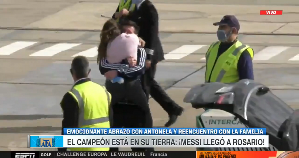 Imagini superbe cu Messi! S-a intors in Rosario si s-a intalnit cu Antonela chiar pe pista din aeroport! Cum au fost surprinsi_11