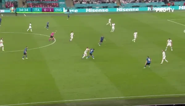 OCAZIE ITALIA! Chiesa a recuperat la jumatatea terenului, i-a driblat pe englezi si a avansat pana la marginea careului, acolo unde a sutat puternic, trimitand pe langa poarta lui Pickford, care era pozitionat gresit