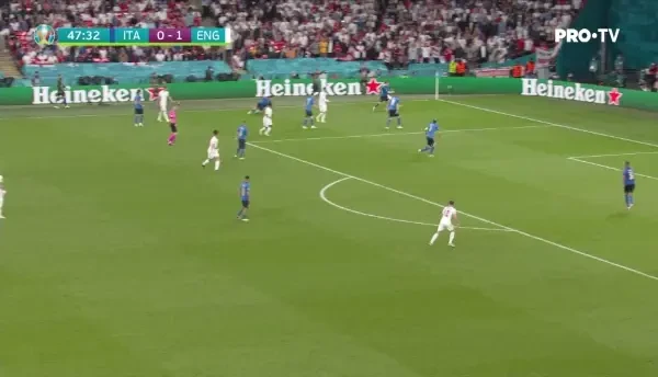 Sterling cere penalty dupa un duel cu Bonucci si Chiellini! Arbitrul lasa jocul sa continue