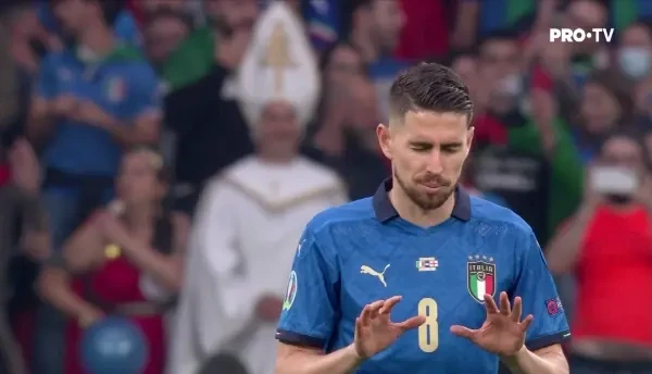 Masinuta care a adus mingea de la finala EURO a starnit reactii controversate in lumea intreaga. Ce s-a intamplat cand a intrat pe teren