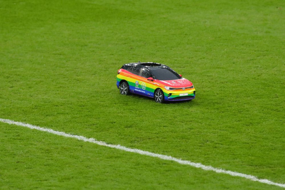 Masinuta care a adus mingea de la finala EURO a starnit reactii controversate in lumea intreaga. Ce s-a intamplat cand a intrat pe teren _2