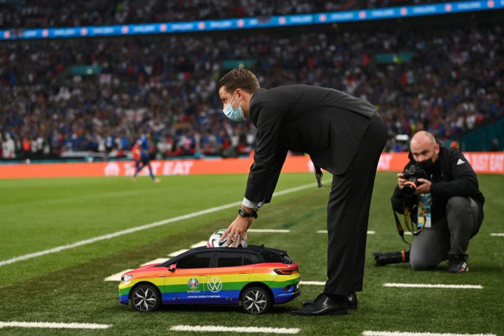 Masinuta care a adus mingea de la finala EURO a starnit reactii controversate in lumea intreaga. Ce s-a intamplat cand a intrat pe teren _5
