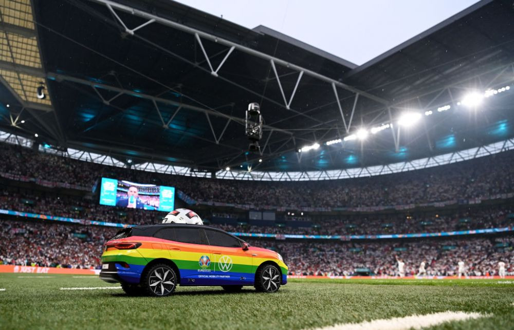 Masinuta care a adus mingea de la finala EURO a starnit reactii controversate in lumea intreaga. Ce s-a intamplat cand a intrat pe teren _6