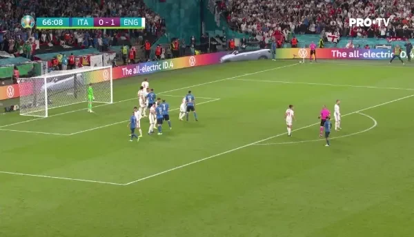 GOOOOOOL ITALIA! Berardi a centrat din corner, balonul a ajuns la Chiellini, care a incercat sa trimita spre poarta, dar balonul e respins, ajunge la Verratti, care trimite cu capul spre poarta, acolo unde apare Bonucci si trimite in plasa