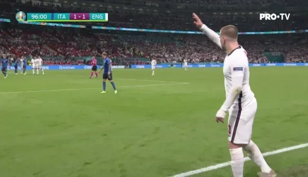 Shaw a centrat din lovitura libera, balonul a fost respins de italieni si a ajuns la Phillips, care a sutat puternic de la distanta, dar a trimis pe langa poarta