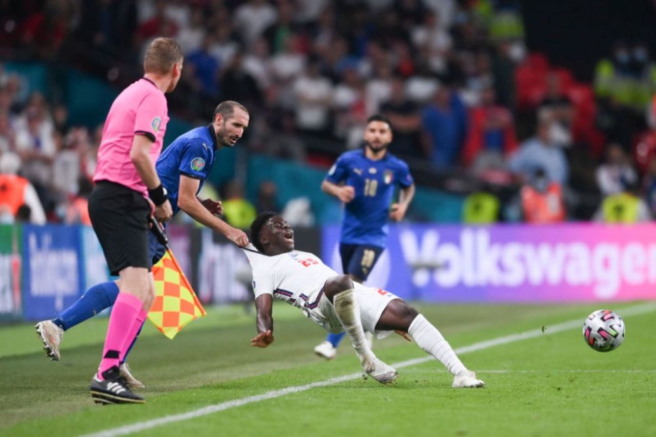 Gluma serii dupa ce Chiellini l-a faultat spectaculos pe Saka! Reactii pline de imaginatie ale suporterilor pe internet_1