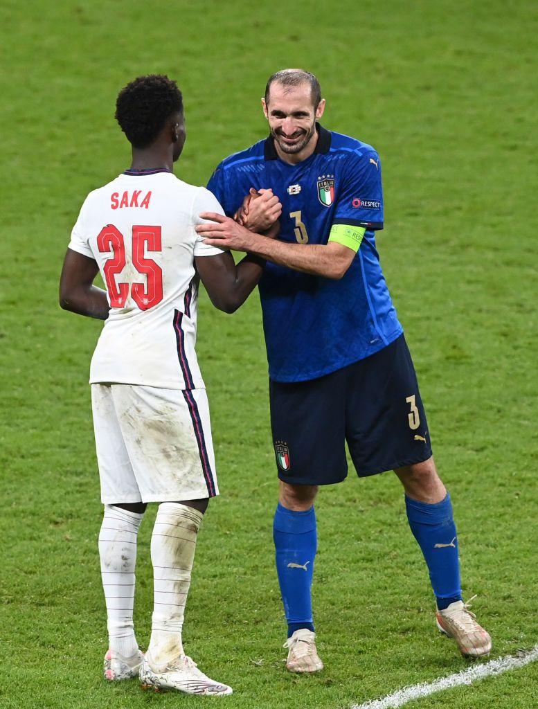 Gluma serii dupa ce Chiellini l-a faultat spectaculos pe Saka! Reactii pline de imaginatie ale suporterilor pe internet_5