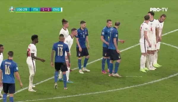 Bernardeschi a sutat puternic din lovitura libera, pe centru, Pickford respinge, dar scapa balonul, insa Jorginho nu reuseste sa ajunga la timp, iar portarul retine