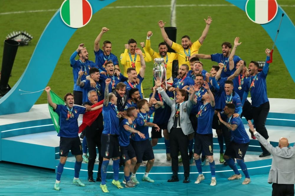 Italia, Regina Europei! Jucatorii lui Mancini s-au auzit mai tare decat toti englezii de pe Wembley! Imagini de senzatie de la ceremonia de premiere_8