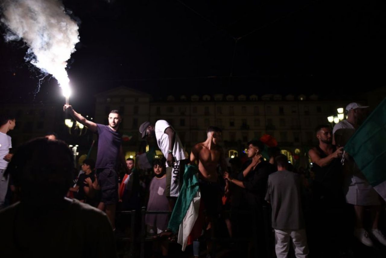 S-a zguduit piata! Imagini spectaculoase cu bucuria suporterilor italieni dupa castigarea Campionatului European_7