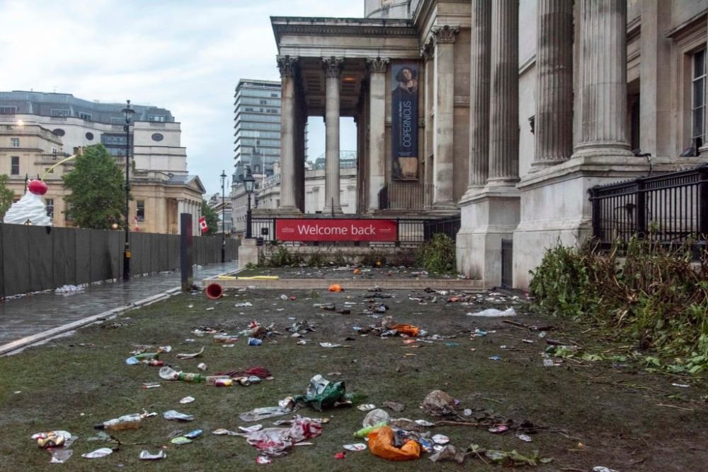 Dezastru la Londra dupa finala pierduta in fata Italiei! Strazile din capitala Angliei s-au transformat in gropi de gunoi GALERIE FOTO&nbsp;