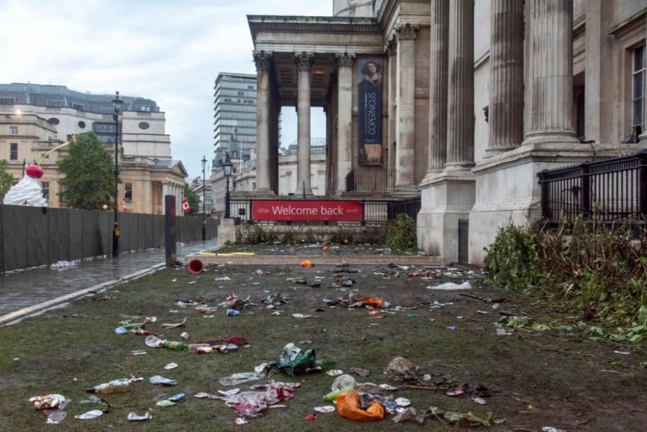Dezastru la Londra dupa finala pierduta in fata Italiei! Strazile din capitala Angliei s-au transformat in gropi de gunoi GALERIE FOTO _1