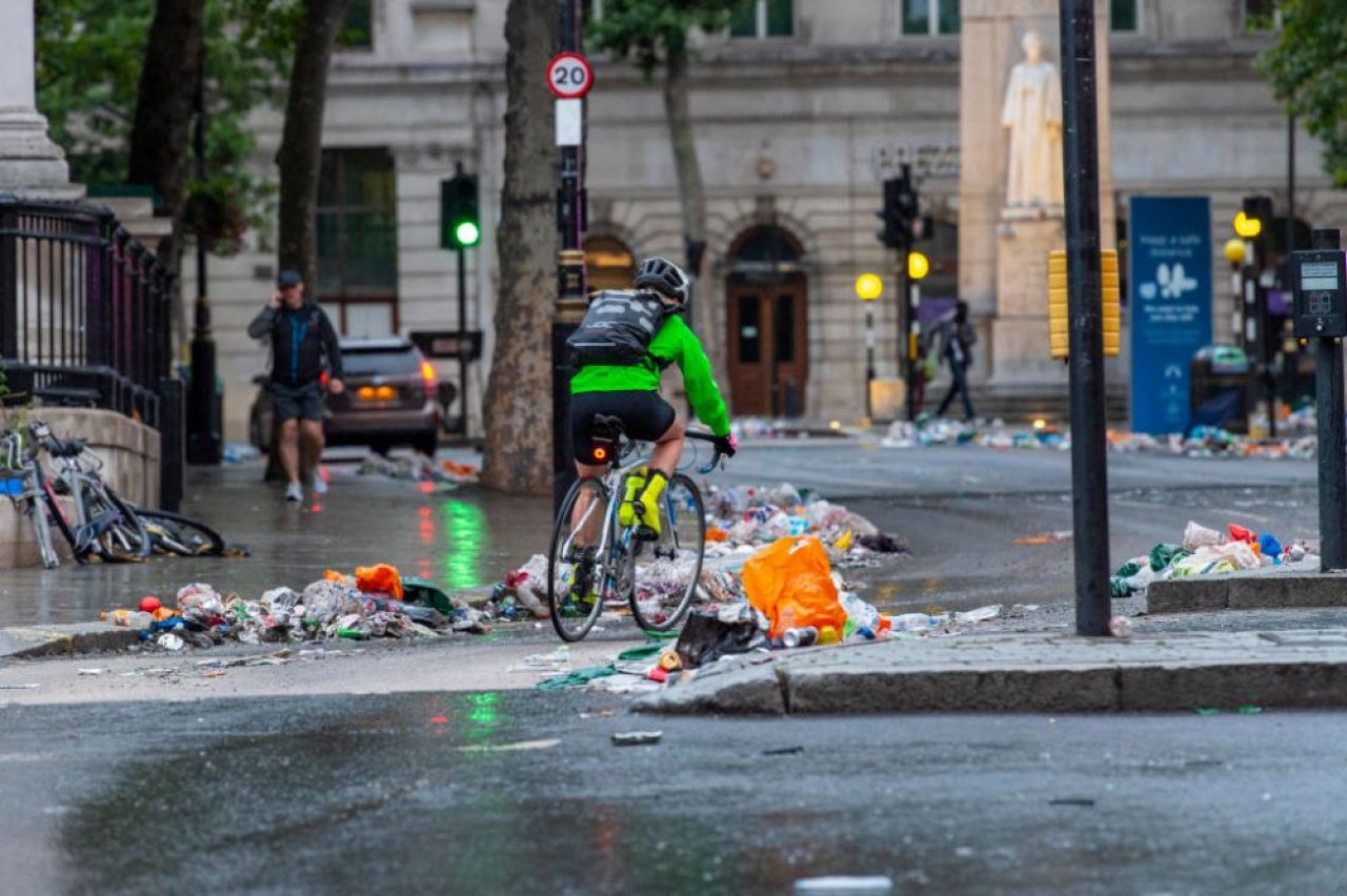 Dezastru la Londra dupa finala pierduta in fata Italiei! Strazile din capitala Angliei s-au transformat in gropi de gunoi GALERIE FOTO _2