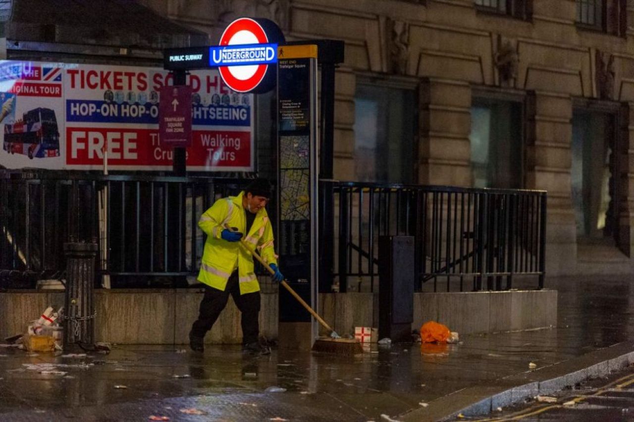 Dezastru la Londra dupa finala pierduta in fata Italiei! Strazile din capitala Angliei s-au transformat in gropi de gunoi GALERIE FOTO _4