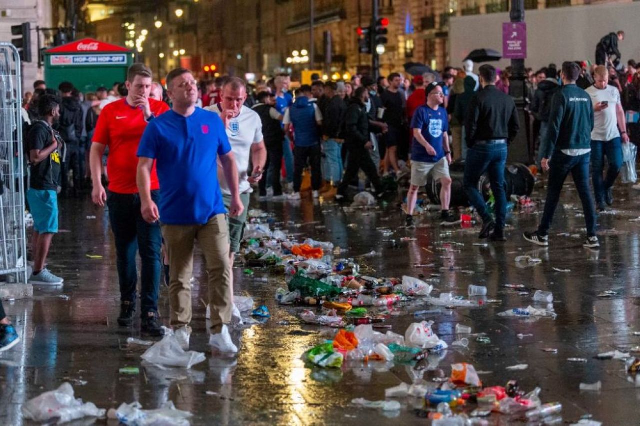 Dezastru la Londra dupa finala pierduta in fata Italiei! Strazile din capitala Angliei s-au transformat in gropi de gunoi GALERIE FOTO _5