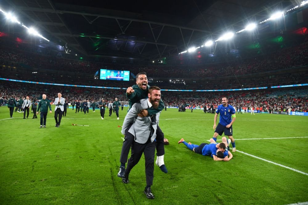 Cum au sarbatorit italienii dupa ce au castigat EURO 2020! Imagini de senzatie din vestiarul lui Mancini! Daniele de Rossi a facut show_6