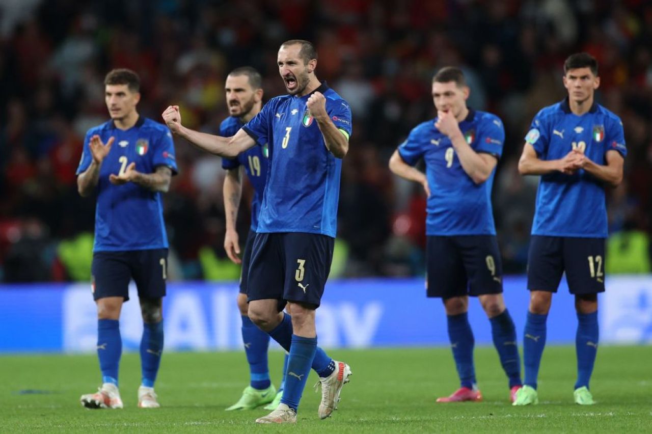 Chiellini a dormit cu trofeul Euro 2020 in pat! Bonucci a pazit si el cupa in camera lor de hotel_1
