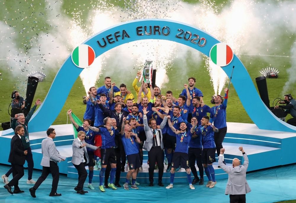 Chiellini a dormit cu trofeul Euro 2020 in pat! Bonucci a pazit si el cupa in camera lor de hotel_2