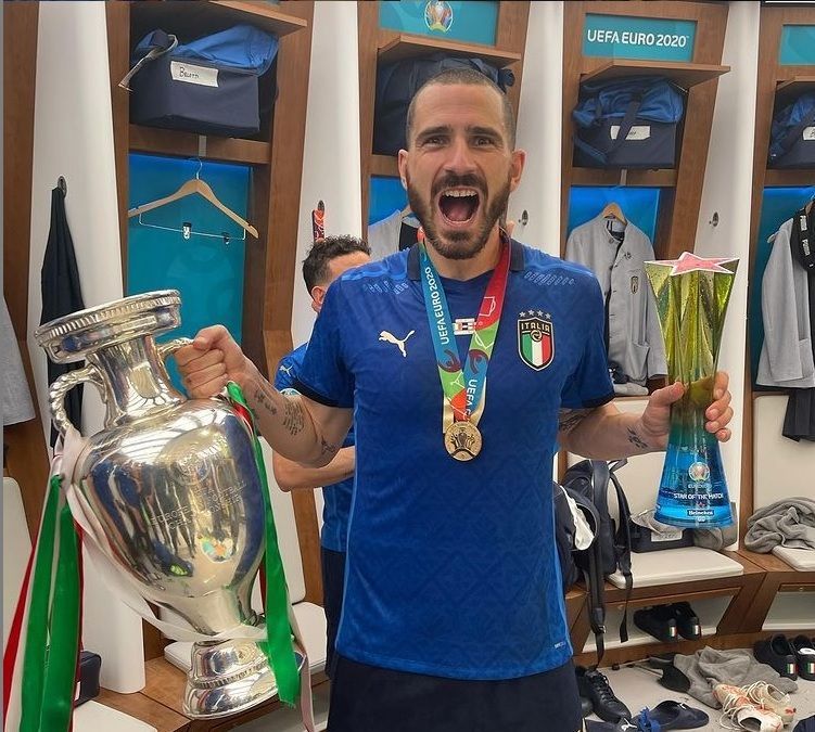 Chiellini a dormit cu trofeul Euro 2020 in pat! Bonucci a pazit si el cupa in camera lor de hotel_7