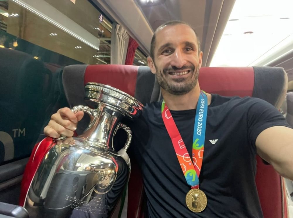 Chiellini a dormit cu trofeul Euro 2020 in pat! Bonucci a pazit si el cupa in camera lor de hotel_8