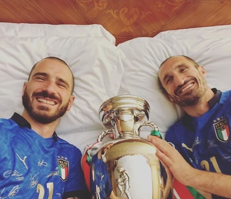 Chiellini a dormit cu trofeul Euro 2020 in pat! Bonucci a pazit si el cupa in camera lor de hotel_9