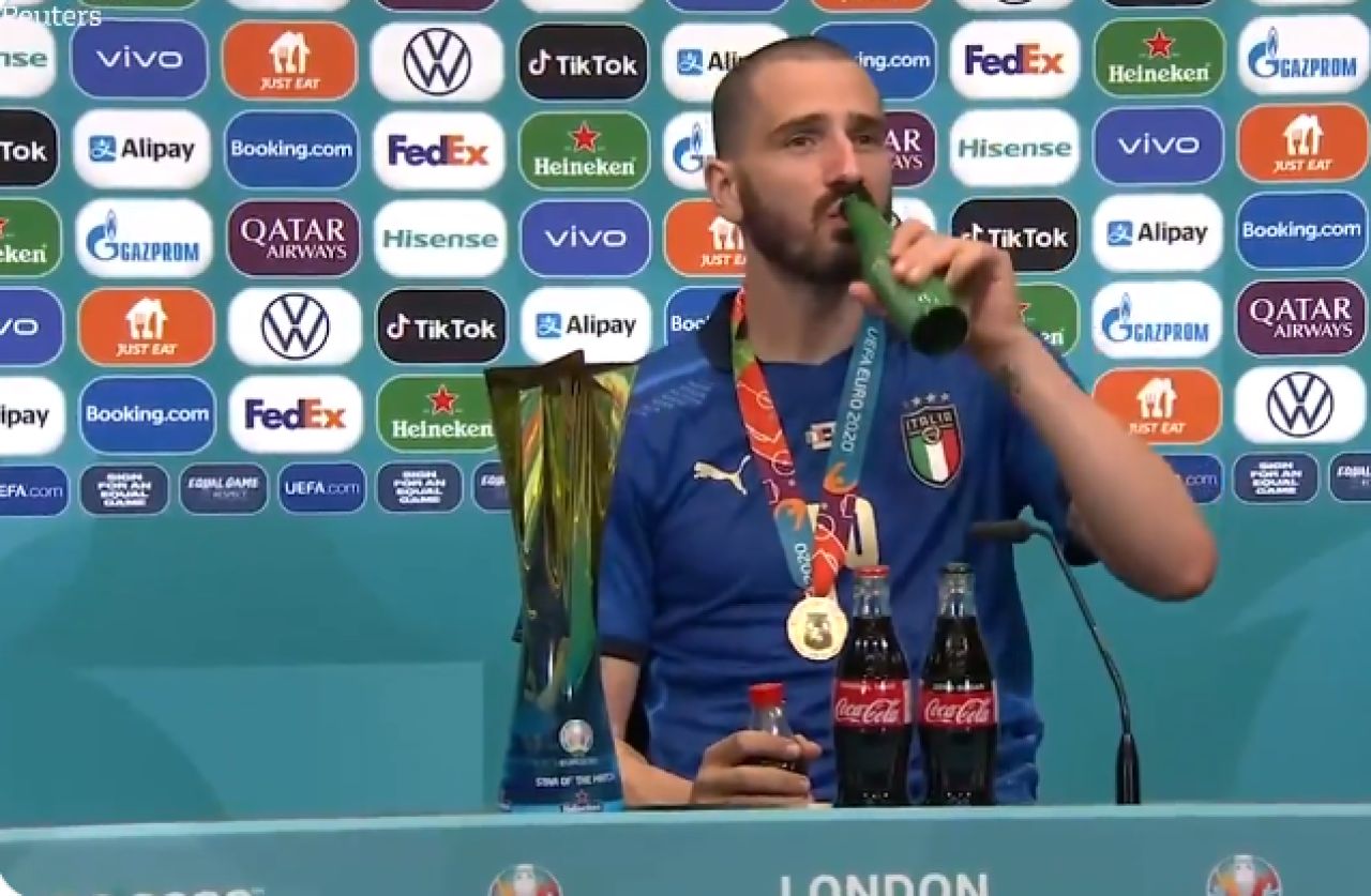 A asteptat pana la final sa le arate cine e 'seful'! Leonardo Bonucci, show la conferinta de presa: ce a facut cu sticlele de bautura VIDEO _1