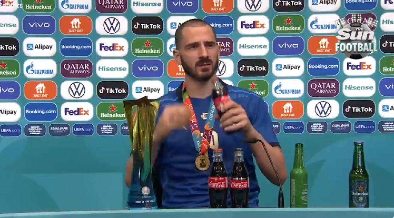 A asteptat pana la final sa le arate cine e 'seful'! Leonardo Bonucci, show la conferinta de presa: ce a facut cu sticlele de bautura VIDEO _2