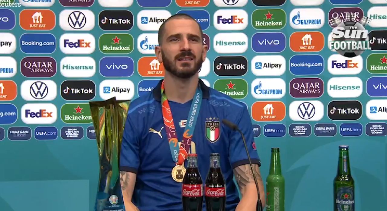 A asteptat pana la final sa le arate cine e 'seful'! Leonardo Bonucci, show la conferinta de presa: ce a facut cu sticlele de bautura VIDEO _3