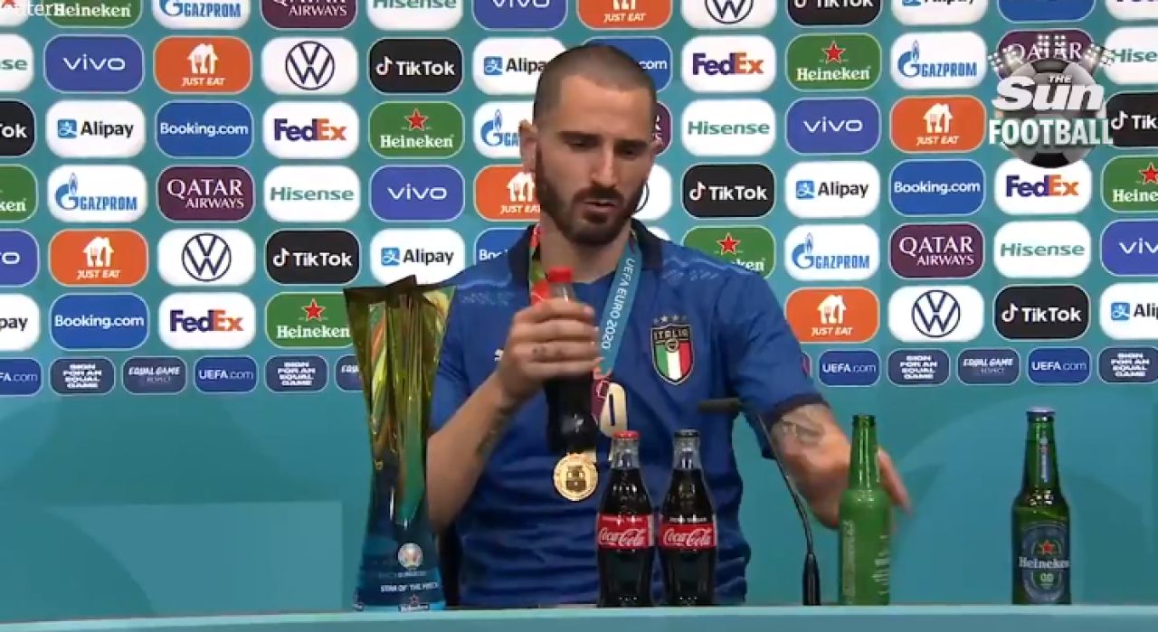 A asteptat pana la final sa le arate cine e 'seful'! Leonardo Bonucci, show la conferinta de presa: ce a facut cu sticlele de bautura VIDEO _4
