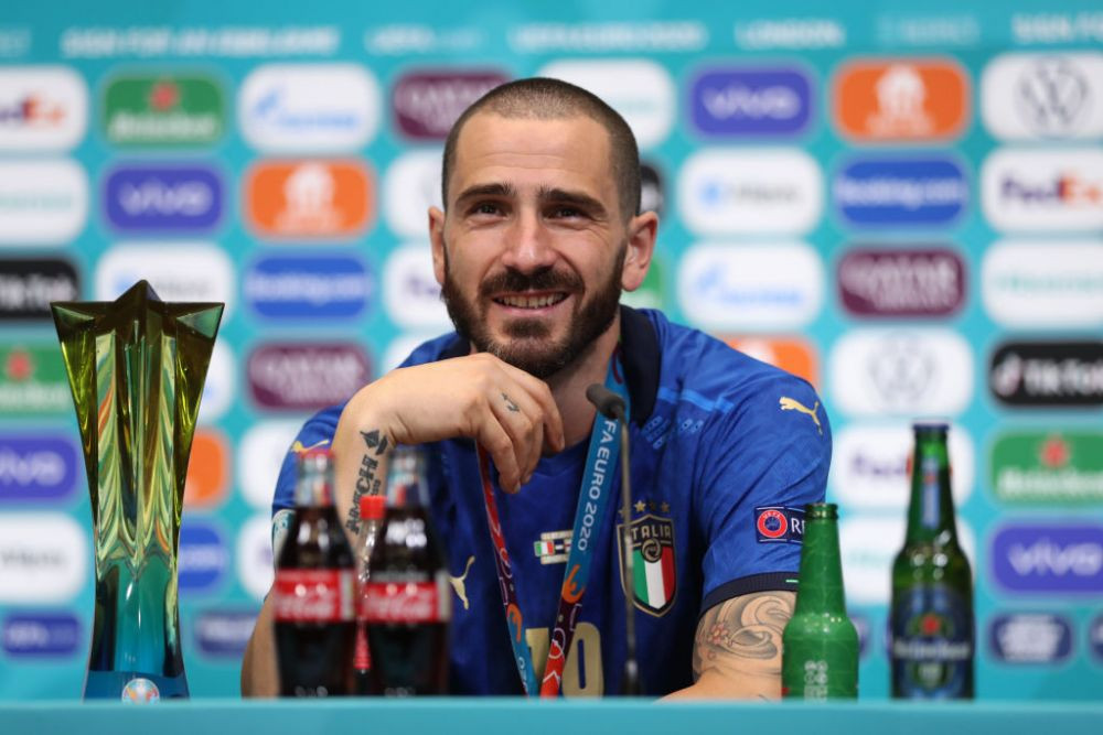 A asteptat pana la final sa le arate cine e 'seful'! Leonardo Bonucci, show la conferinta de presa: ce a facut cu sticlele de bautura VIDEO _5