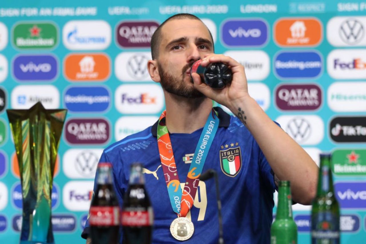 A asteptat pana la final sa le arate cine e 'seful'! Leonardo Bonucci, show la conferinta de presa: ce a facut cu sticlele de bautura VIDEO _6