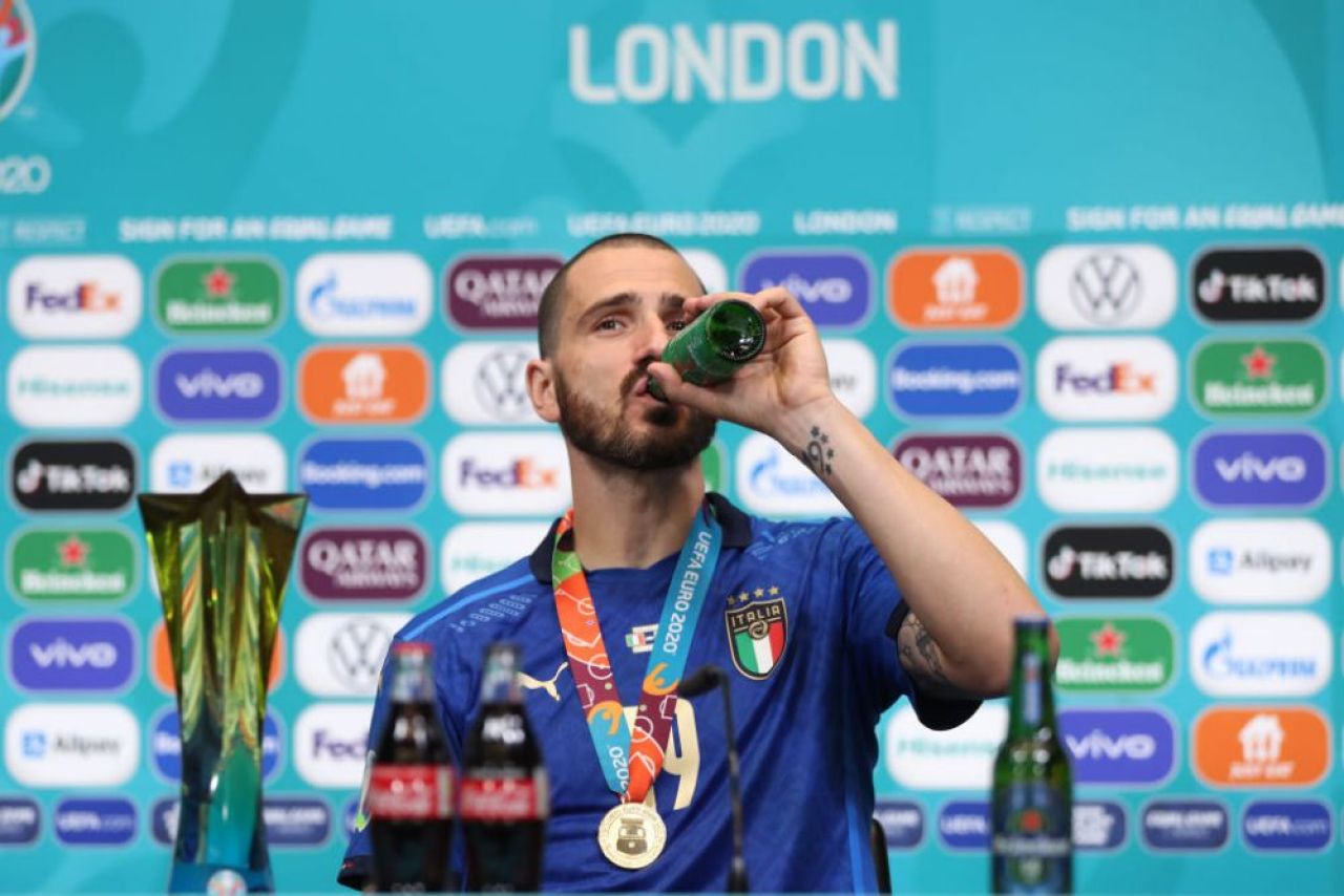 A asteptat pana la final sa le arate cine e 'seful'! Leonardo Bonucci, show la conferinta de presa: ce a facut cu sticlele de bautura VIDEO _7