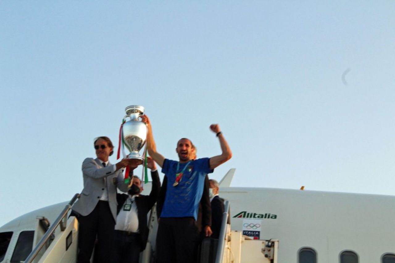 'It is at Rome!'. Trofeul EURO 2020 a ajuns in Italia: Squadra Azzurra a avut parte de o primire impresionanta VIDEO _3