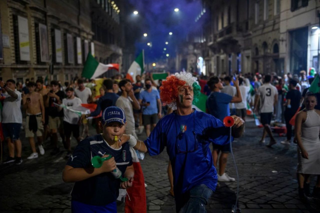 'It is at Rome!'. Trofeul EURO 2020 a ajuns in Italia: Squadra Azzurra a avut parte de o primire impresionanta VIDEO _4