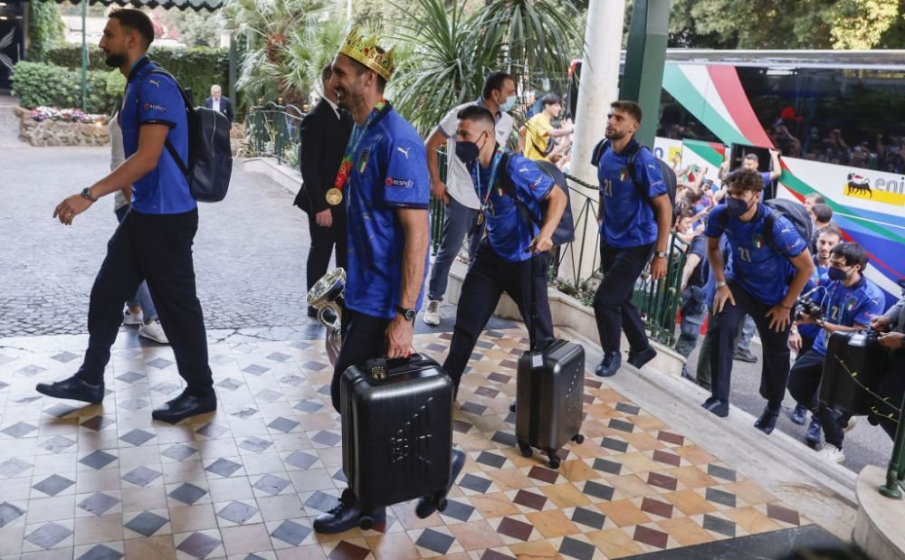 'It is at Rome!'. Trofeul EURO 2020 a ajuns in Italia: Squadra Azzurra a avut parte de o primire impresionanta VIDEO _10
