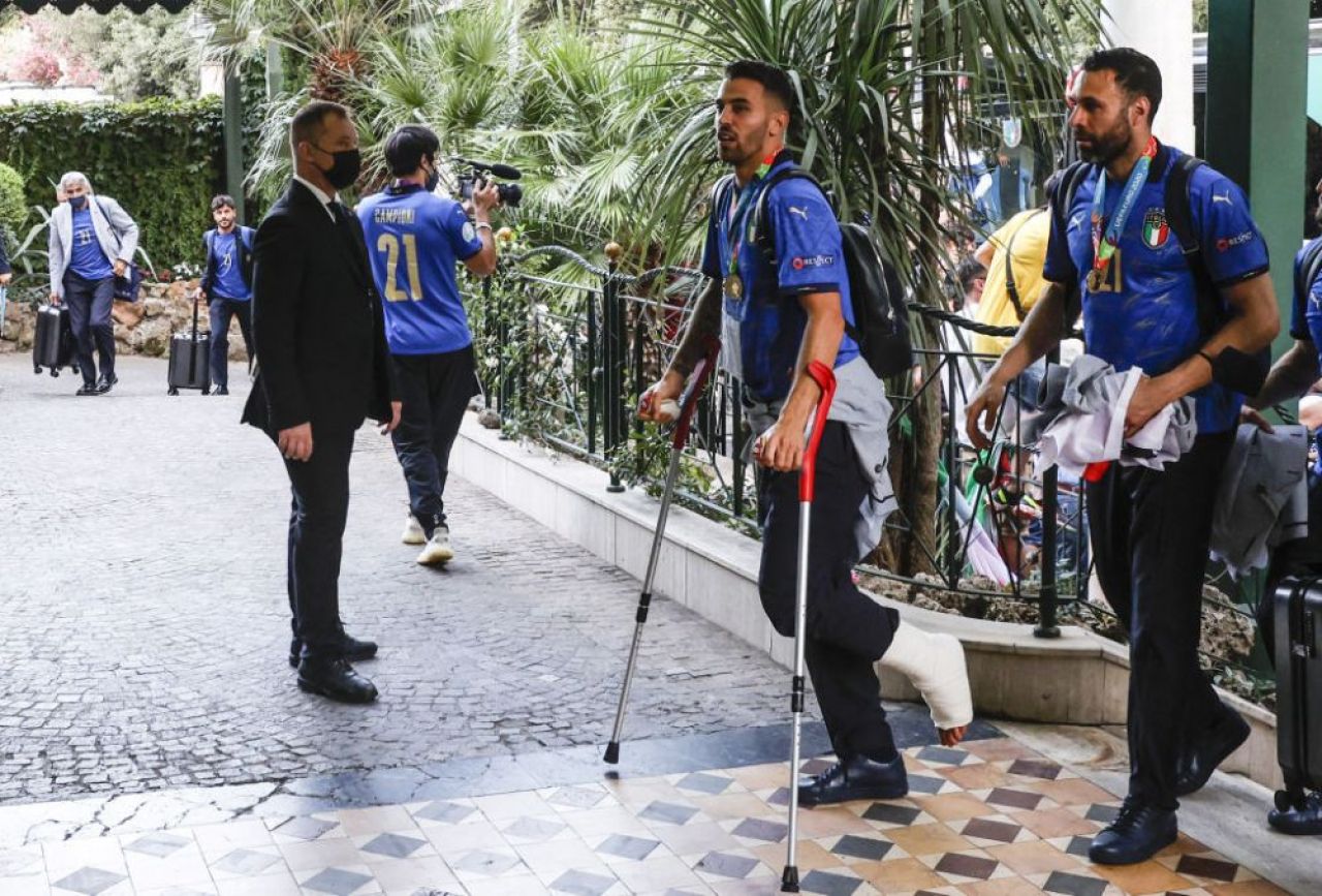 'It is at Rome!'. Trofeul EURO 2020 a ajuns in Italia: Squadra Azzurra a avut parte de o primire impresionanta VIDEO _12